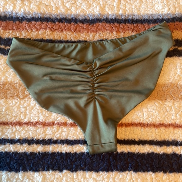 Londre Sport Scoop Top and Scrunch Bottoms - Picture 4 of 5